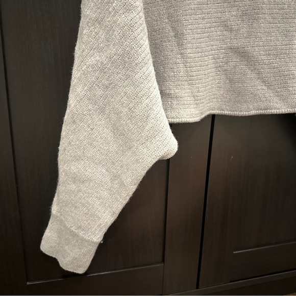 Aritzia Wilfred Free Naomi Cropped Wool Turtleneck Gray Sweater Size Medium - Picture 2 of 11